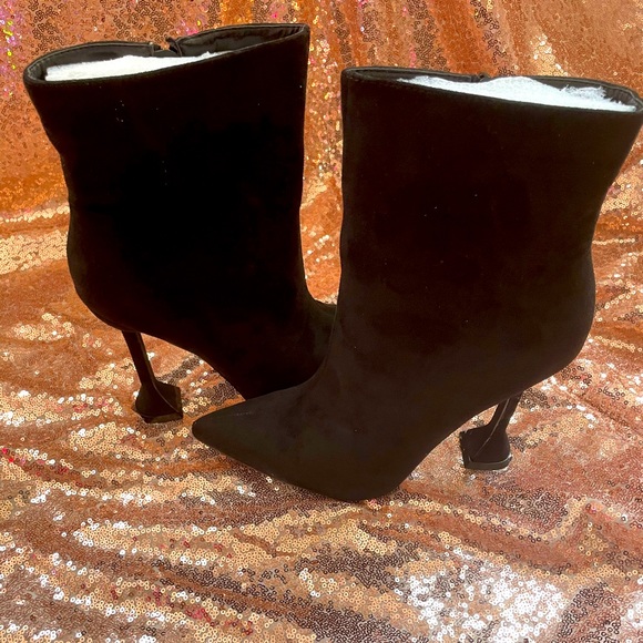 Black Booties Local Boutique - Picture 4 of 5